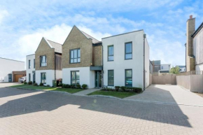 Beautiful 4BH with Study - 8' walk to Lake- Ideal for Contractors, Business and Family!